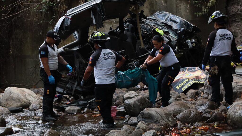 ¡Trágico accidente en Santa Rosa! Vehículo cayó a un río y dejó personas fallecidas en el lugar