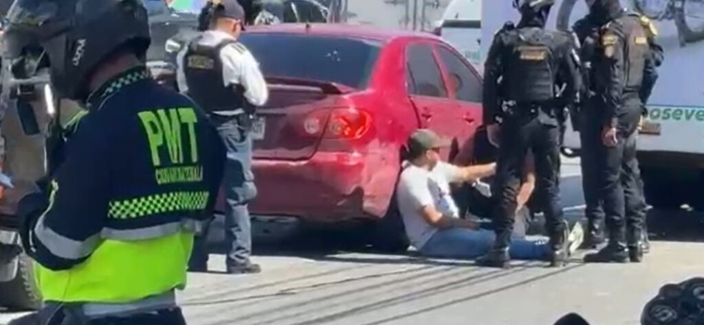 Vehículo choca tras persecución policial en la calzada Roosevelt