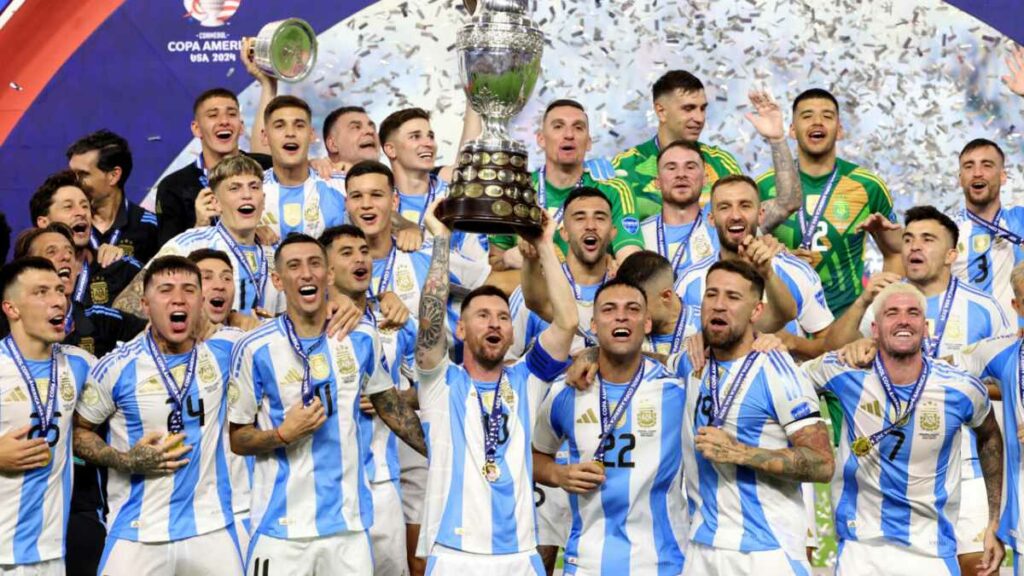 Argentina termina de nuevo el año al frente del ranking FIFA