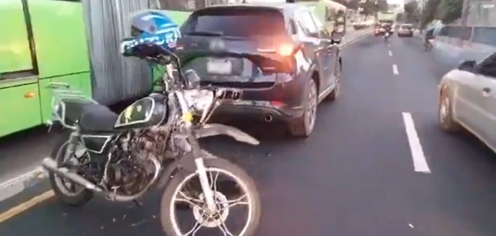 Motociclista queda herido tras ser víctima de una colisión vehicular