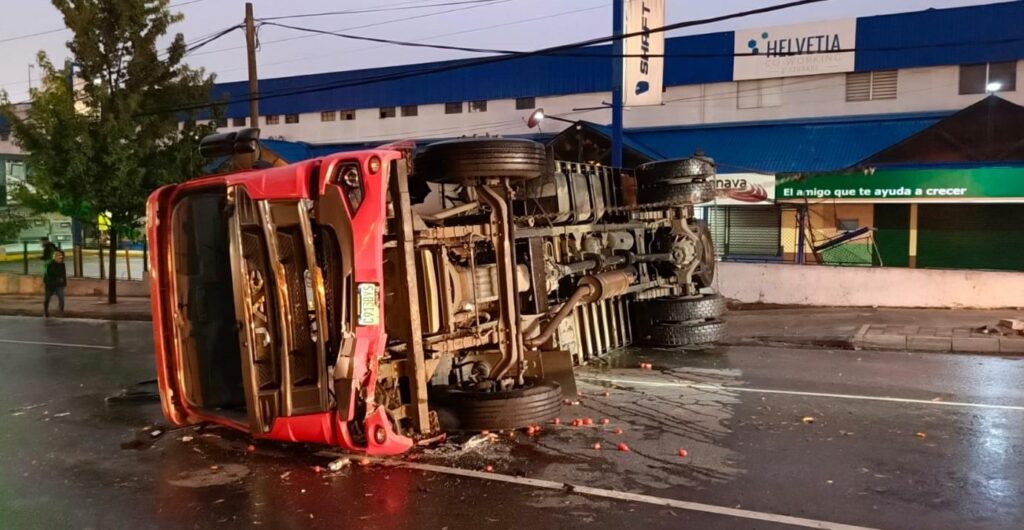 Dos camiones protagonizan un aparatoso accidente en la madrugada