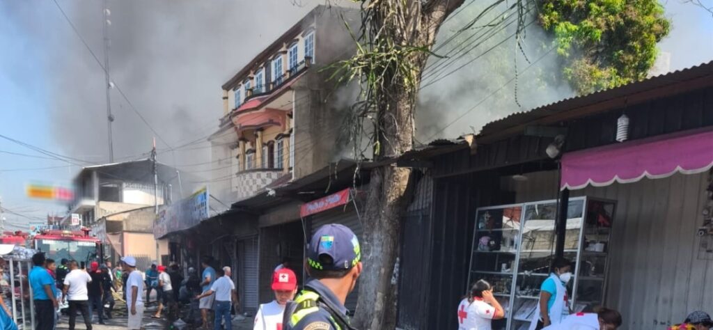 San Marcos: Voraz incendio consume comercios en el Mercado Viejo