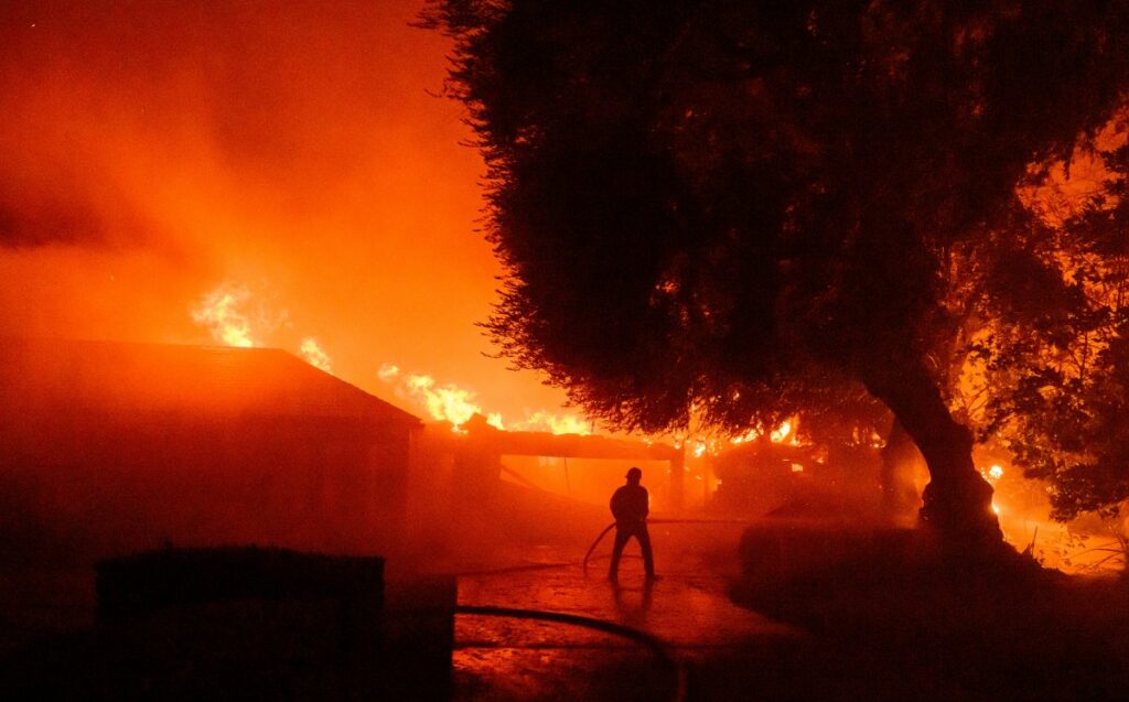 ¿Qué son los vientos de Santa Ana, fenómeno que aviva incendios en Los Ángeles ?