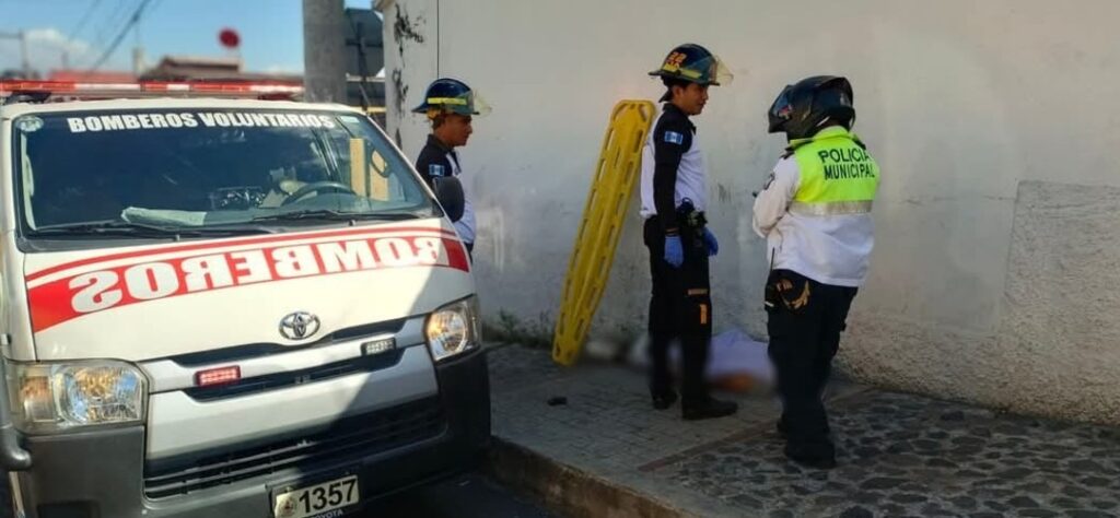 Cuerpo sin vida encontrado sobre banqueta en Zona 1 de Mixco