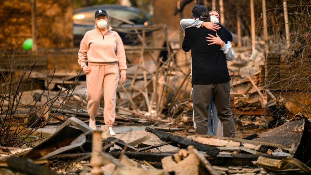 Sube a 24 cifra de muertos en incendios de Los Ángeles con vientos aún más peligrosos