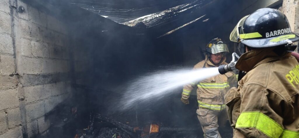 Bomberos Voluntarios apagan incendio en una vivienda de la zona 1, Mixco