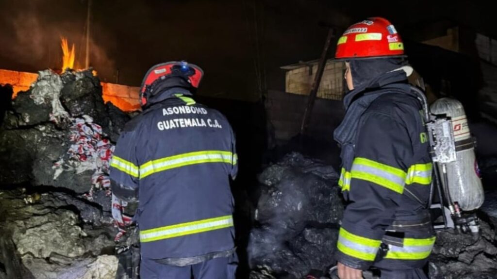 Tragedia en Villa Nueva: Incendio en recicladora cobra una vida