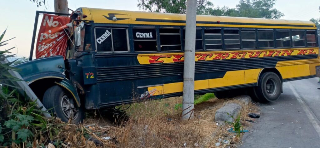 Bus extraurbano terminó empotrado en ruta al Pacífico