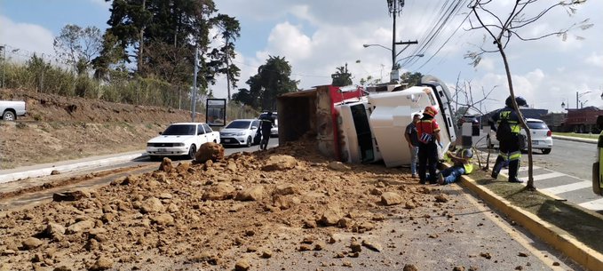 Revelan video del momento exacto en el que camión volcó en zona 16