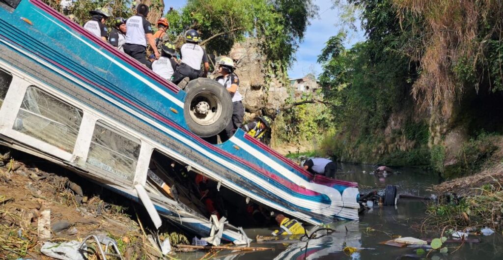 ¿Por qué los cuerpos del piloto y ayudante del bus accidentado en calzada La Paz no serán entregados junto con el resto de víctimas?