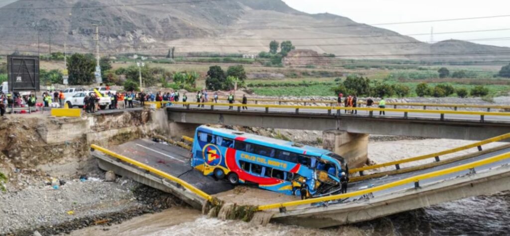 Perú: bus interprovincial cayó al río tras colapso del puente Chancay