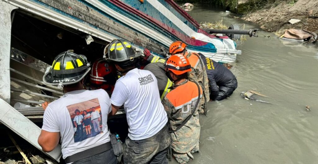 Accidente en calzada La Paz: Bomberos Voluntarios rescatan a la última víctima, sería el piloto