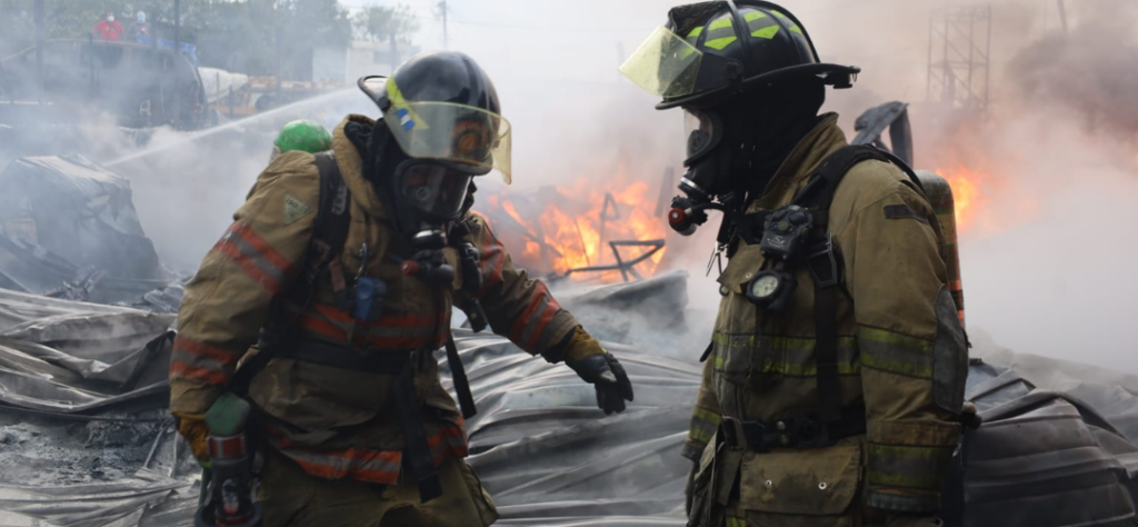 Voraz incendio consume una bodega en Villa Nueva