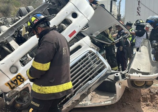 Rescatan con vida a piloto atrapado en camión volcado