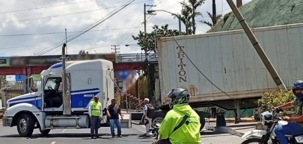 Furgón impacta poste y genera riesgo en la salida de Los Álamos