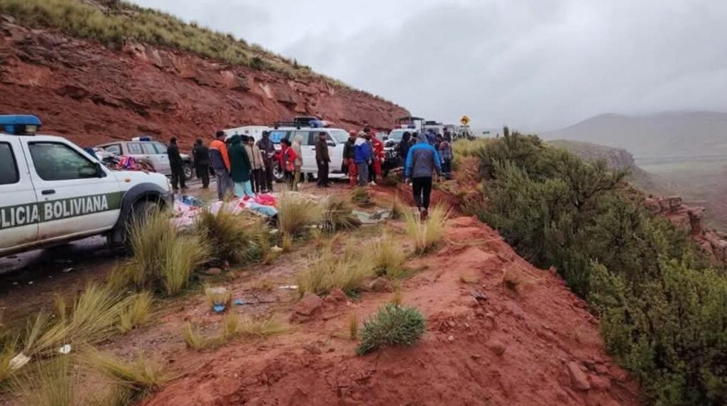 Al menos 25 muertos en nuevo accidente de carretera en Bolivia