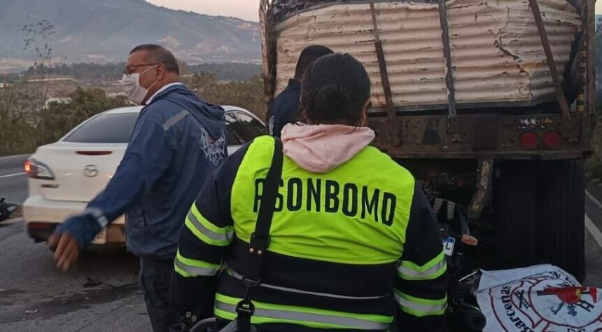 Motorista muere tras chocar con parte trasera de un tráiler