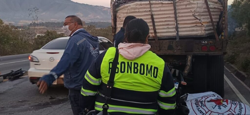 Motorista muere tras chocar con parte trasera de un tráiler