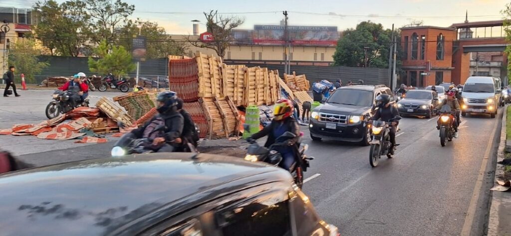 Accidente en zona 2 capitalina deja mercadería regada en el asfalto