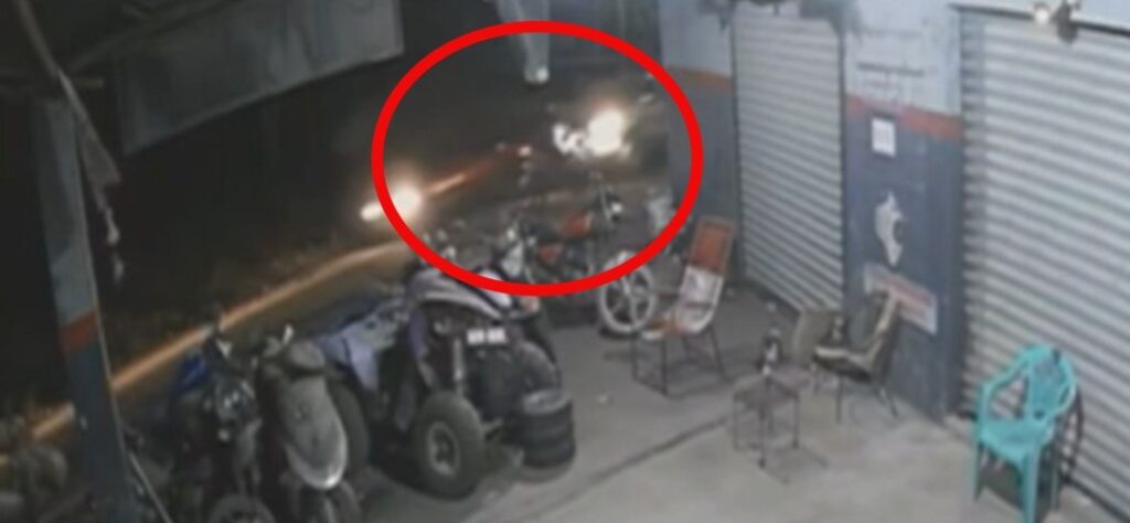 Accidente de tránsito deja a motocicleta prendida en llamas