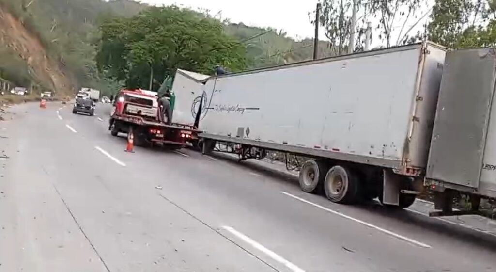 Vehículo pesado se parte en dos en tramo de ruta al Atlántico