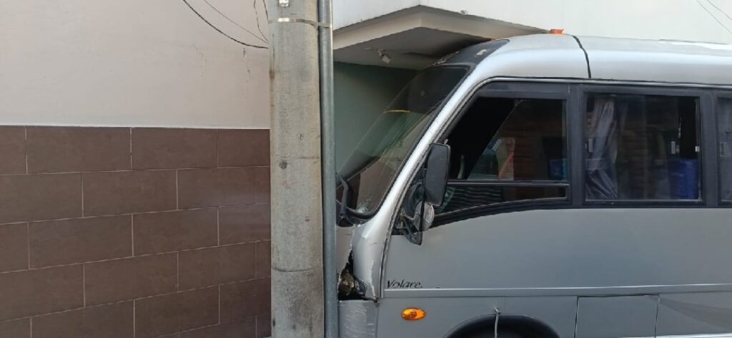 Bus colisiona contra poste e inmueble en zona 1 capitalina