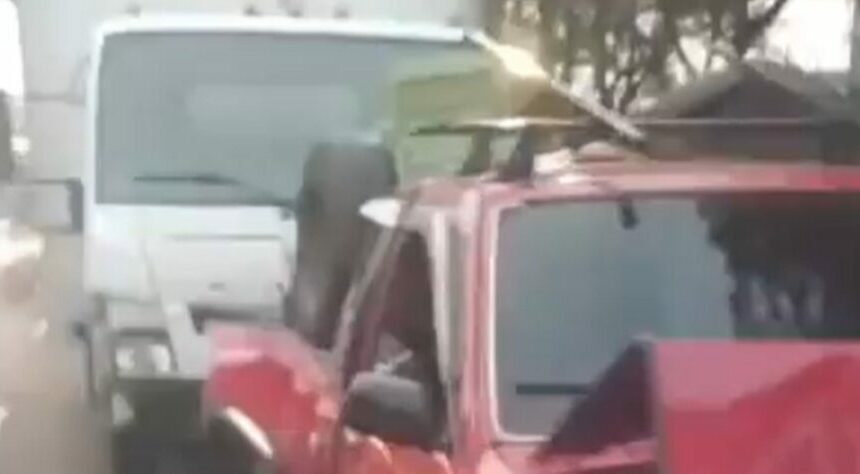 Accidente de tránsito causó retraso en Calzada Roosevelt