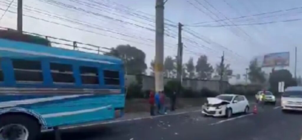 Choque entre bus y automóvil obstruye tránsito en km. 20 a El Salvador