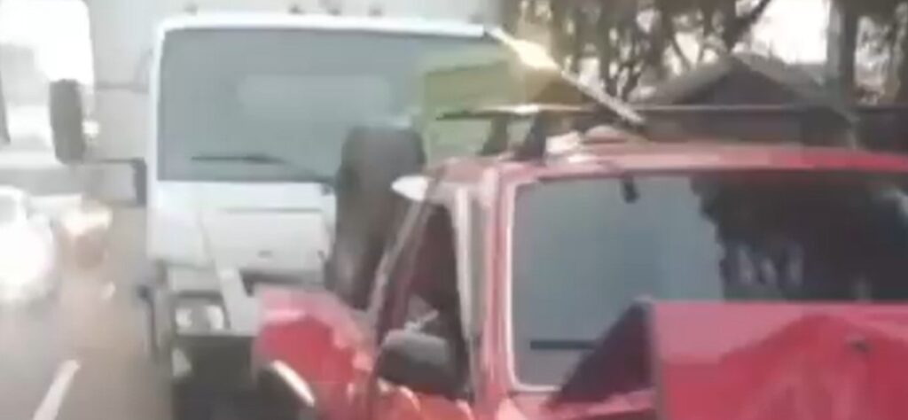 Accidente de tránsito causó retraso en Calzada Roosevelt