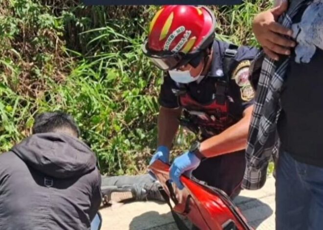 Unidad de transporte público embiste a dos personas en motocicleta