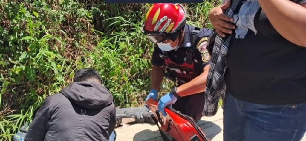 Unidad de transporte público embiste a dos personas en motocicleta