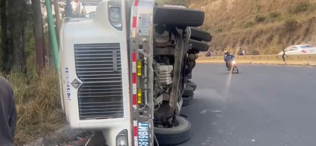 Vehículo pesado cargado de quintales de cemento se vuelca en ruta al Pacífico