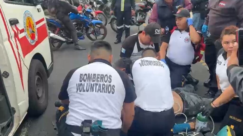Hombre fue lanzado desde un bus en calzada Roosevelt
