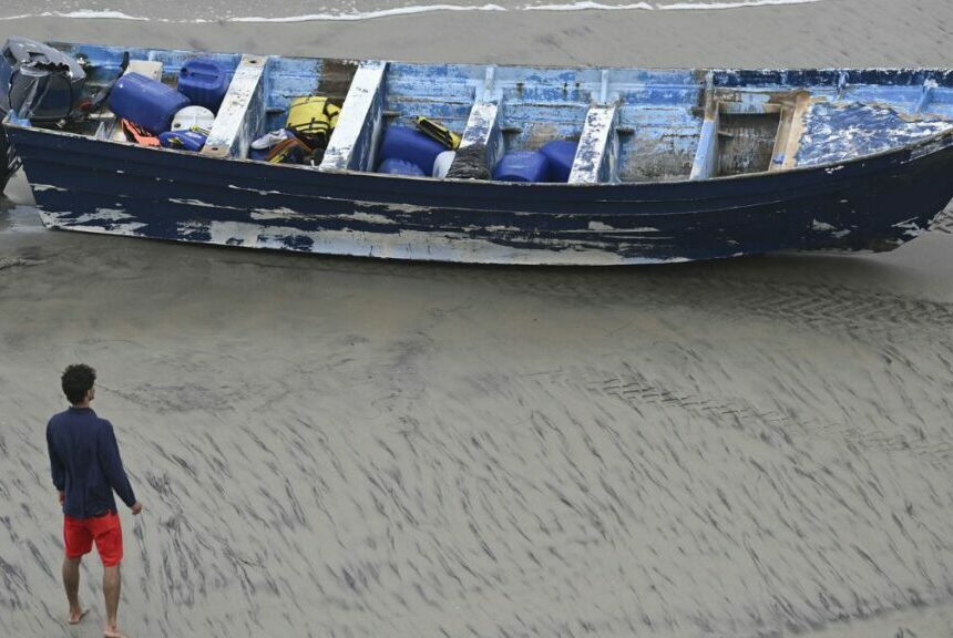 Tres muertos y siete desaparecidos en el vuelco de una barca en California