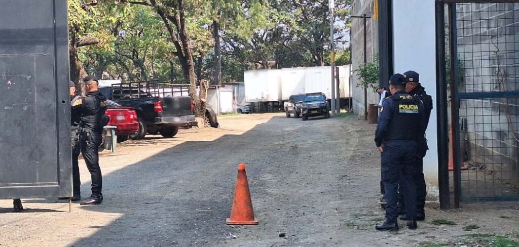 Autoridades realizan allanamiento antinarcótico en la Zona 12
