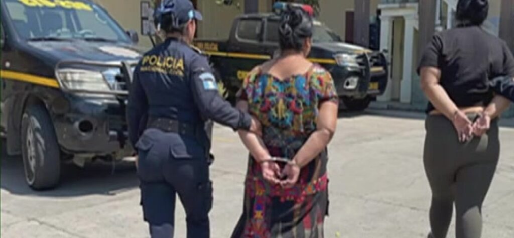 Chimaltenango: Madre e hija son capturadas por robar celulares en un mercado