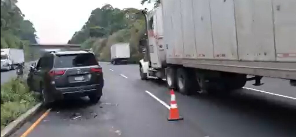 Ruta al Pacífico: Se reporta colisión entre camioneta y tráiler