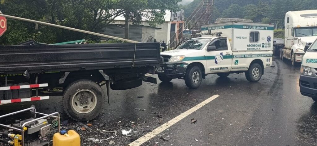 Tres personas resultaron heridas tras accidente vehicular en Sololá