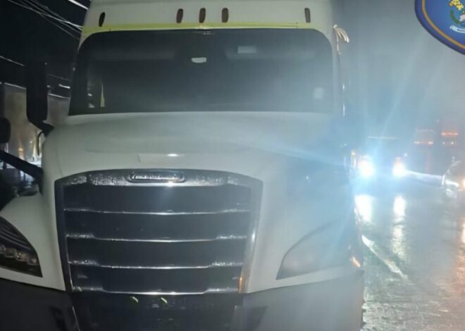 Tráiler varado genera congestionamiento vehicular en Villa Lobos