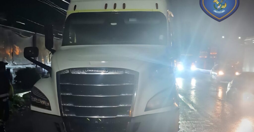 Tráiler varado genera congestionamiento vehicular en Villa Lobos