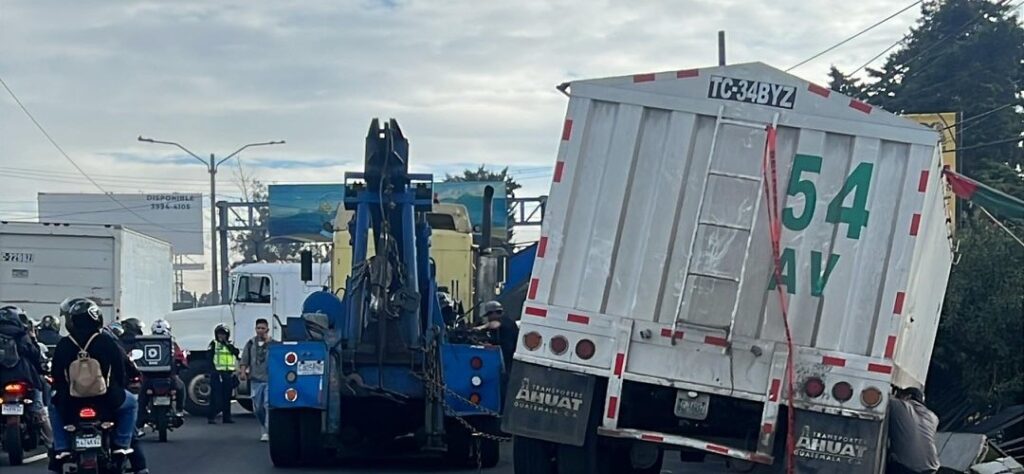 Tráiler volcado en ruta al Pacífico fue retirado de la vía