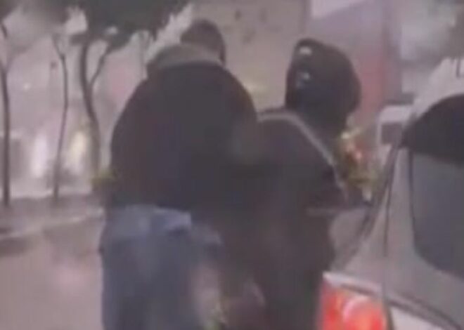 Motociclista es auxiliado por conductor en plena carretera en medio de fuertes lluvias