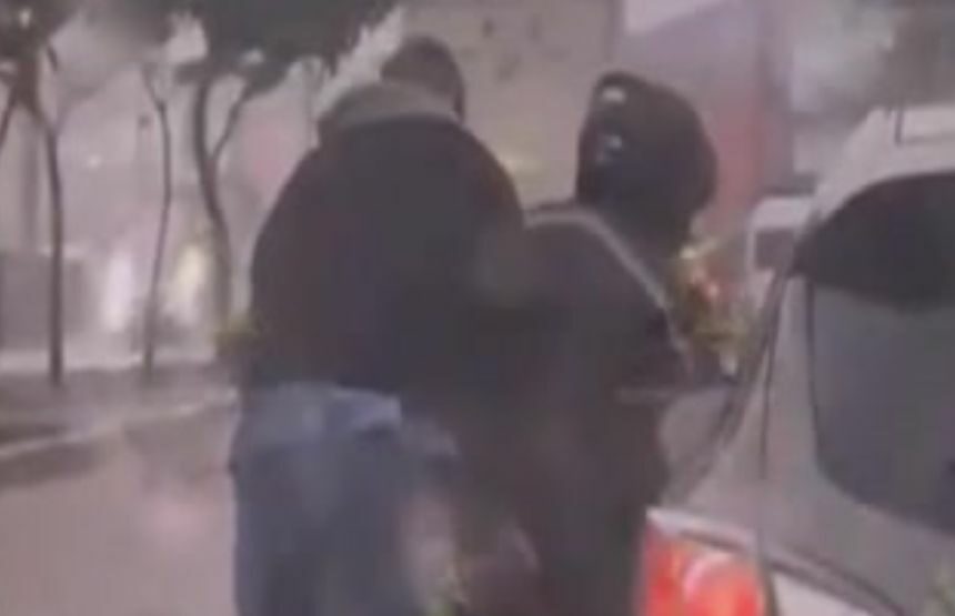 Motociclista es auxiliado por conductor en plena carretera en medio de fuertes lluvias