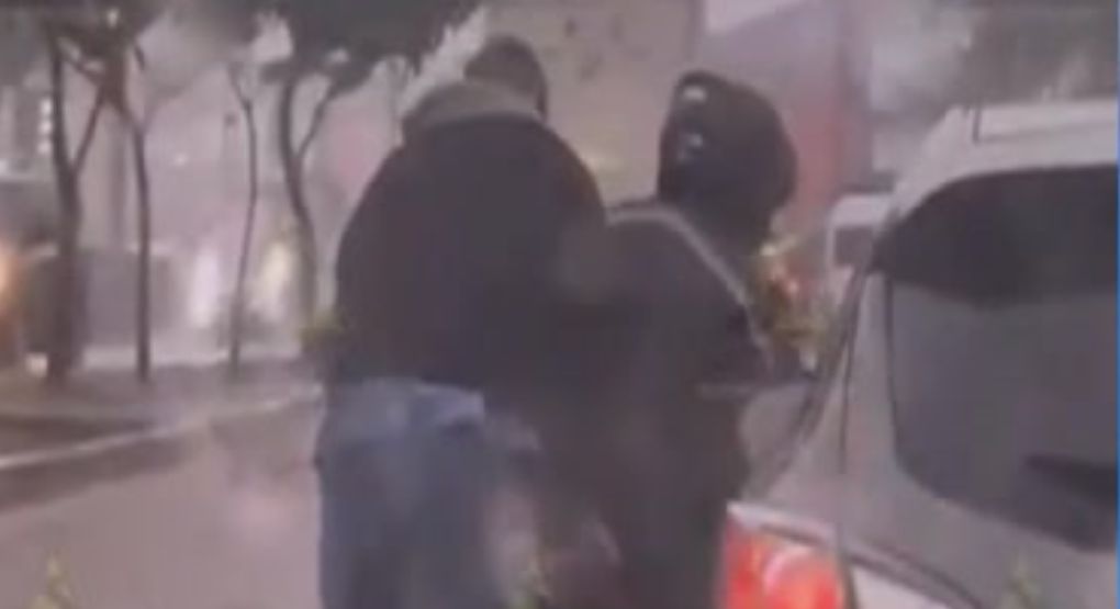Motociclista es auxiliado por conductor en plena carretera en medio de fuertes lluvias