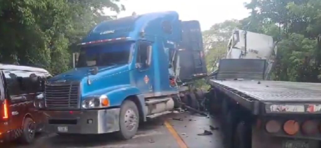 Accidente de tránsito en km 288 de la CA-13 en Izabal deja vías bloqueadas