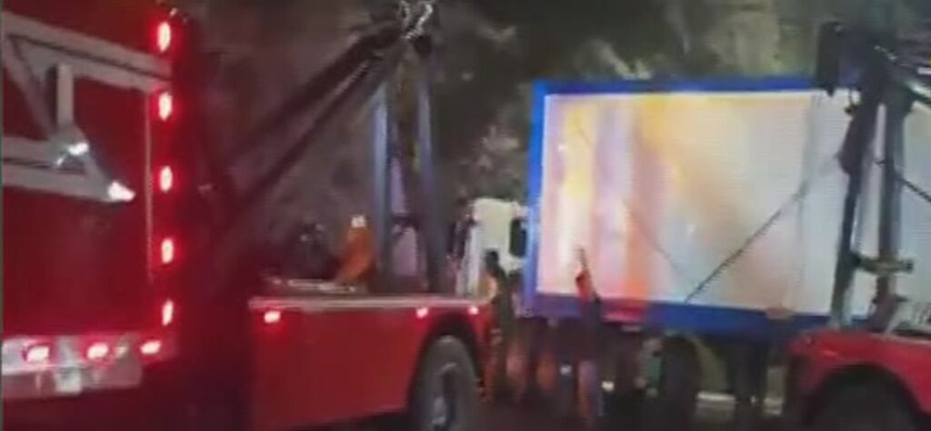 Tráiler perdió el control y volcó en la cuesta de Villalobos