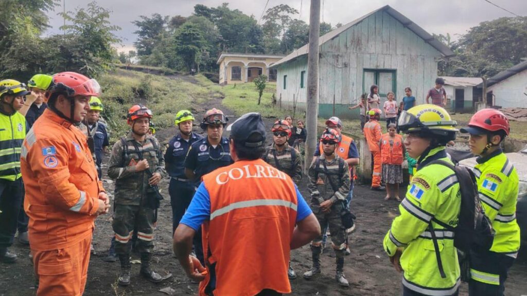 Ya hay casi mil evacuados por erupción del volcán de Fuego en Guatemala