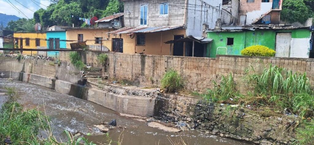 Temor por posible desbordamiento del Río Platanitos debido a fuertes lluvias