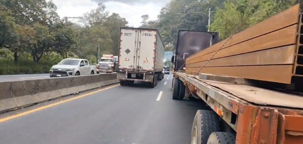 Villa Nueva: Se reporta tráiler con fallas mecánicas en la Ruta al Pacífico