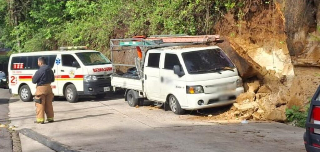 Mixco: Hombre resulta con múltiples heridas tras caerle encima un paredón